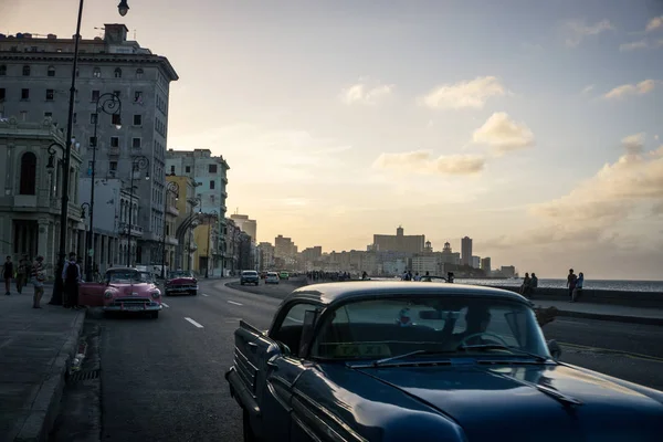 16 Malecon typical view in sunset with La Havana buildings at background — Stock Photo, Image