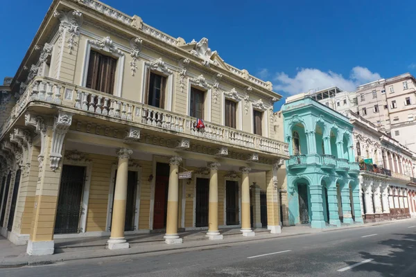 Вид на улицу из центра La Havana, мрачная кубанская жизнь — стоковое фото