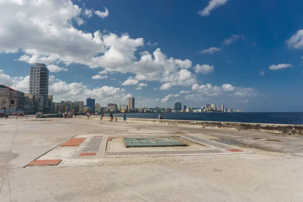 La Havana, Cuba: Widok miasta z Malecon na słoneczny dzień — Zdjęcie stockowe