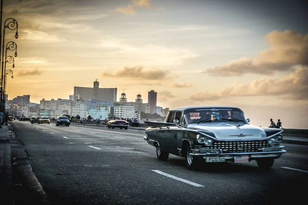 Malecon Kilátás-val a háttér, az évjárat vagy a retro stílusú la Havanna — Stock Fotó