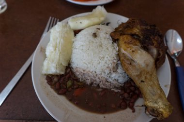 Küba yemeği. pirinç ve fasulye ile kızarmış tavuk