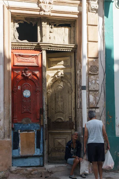 Alte Frau befindet sich vor der Tür in einem alten Haus in La Havana, Kuba — Stockfoto