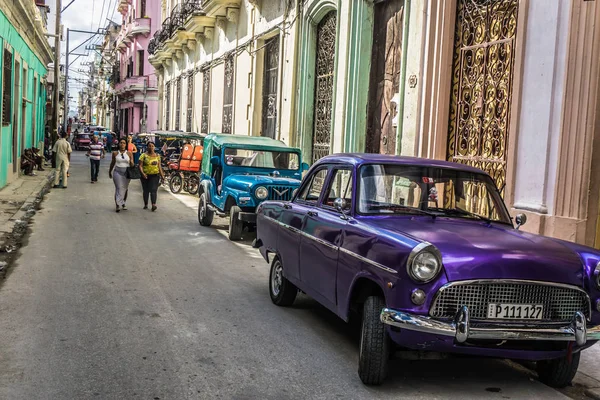 Utcára néző, a Havanna La vieja, Kuba — Stock Fotó