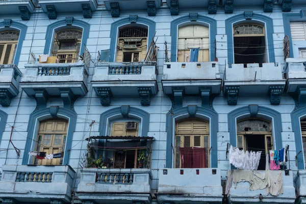 Antiguo edificio de fachada azul de la havana — Foto de Stock