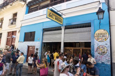 turist La Bodega de Medio, Küba'da en ünlü bar önünde sokak görünümü