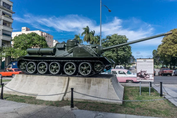 Tank gebruikt door Fidel Castro in de open lucht van museo de la revolucion — Stockfoto