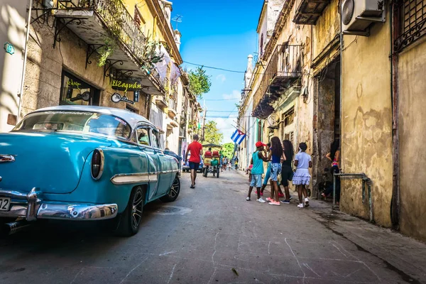 Vista de la calle cubana con un coche viejo y gente alrededor de La Habana, Cuba —  Fotos de Stock
