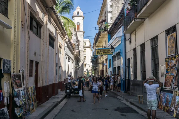 Vista de la calle con turistas frente a La Bodega de Medio, el bar más famoso de Cuba —  Fotos de Stock