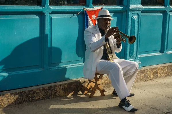 Kubanische porträtserie, trompeter on street from la havana, kuba — Stockfoto