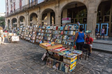 La Havana, Küba'da La Habana Vieja, turistik yer Caddesi üzerinde 26 Aralık 2016 kitap sellers