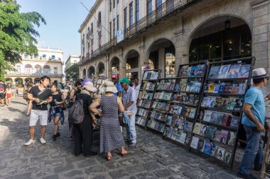 La Havana, Küba'da La Habana Vieja, turistik yer Caddesi üzerinde 26 Aralık 2016 kitap sellers