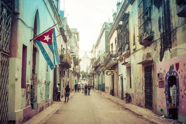 Havana Cuba Straatmening Habana Vieja Met Cubaanse Vlag — Stockfoto