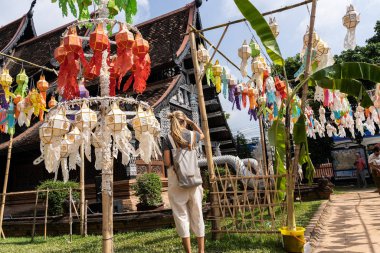 Güzel sarışın kız kutlama sırasında Tayland 'daki Budist tapınağında geziyor.