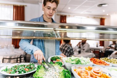 Servisten salata alan bir çocuğun stok fotoğrafı. Yaşam biçimi