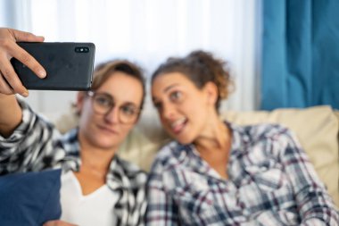 İki kızın el ele tutuştuğu bir cep telefonu odak noktasından arka plan seçimi yapıyor.