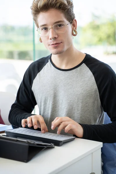 Вертикальная Фотография Молодого Человека Который Смотрит Вперед Работает Ноутбуке Офисе — стоковое фото