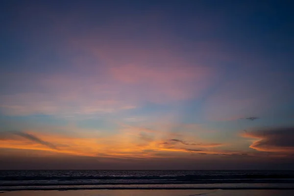 Nubes Anaranjadas Atardecer Con Las Olas Rompiendo Orilla Del Mar — Foto de Stock