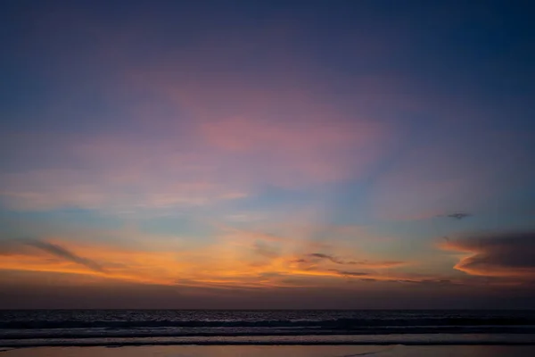 Nuages Orange Coucher Soleil Océan Avec Les Vagues Brisant Rivage — Photo