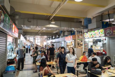 Singapur, Singapur - 14 Ocak 2020: Singapur 'daki Tekka merkezinin içinde, küçük Hint mahallesindeki gıda pazarı.