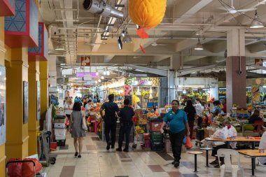Singapur, Singapur - 14 Ocak 2020: Singapur 'daki Tekka merkezinin içinde, küçük Hint mahallesindeki gıda pazarı.