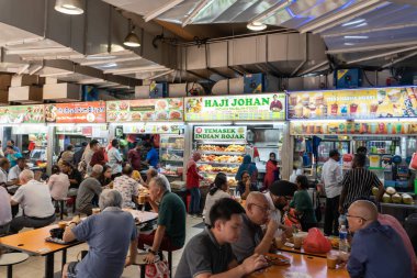 Singapur, Singapur - 14 Ocak 2020: Singapur 'daki Tekka merkezinin içinde, küçük Hint mahallesindeki gıda pazarı.