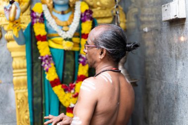 Singapur, Singapur - 14 Ocak 2020: Singapur 'daki Hindu tapınağı Sri Veeramakaliamman Tapınağı' nda dua eden Hindu bir adamın portresi 