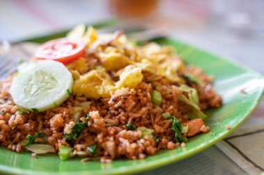 Yumurta ve salatalıklı pilav ve sebze yemeği.