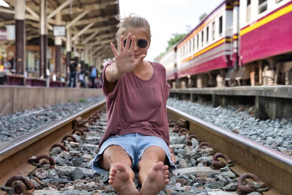 Blond Meisje Met Haar Haar Omhoog Zomerkleren Zittend Met Haar — Stockfoto