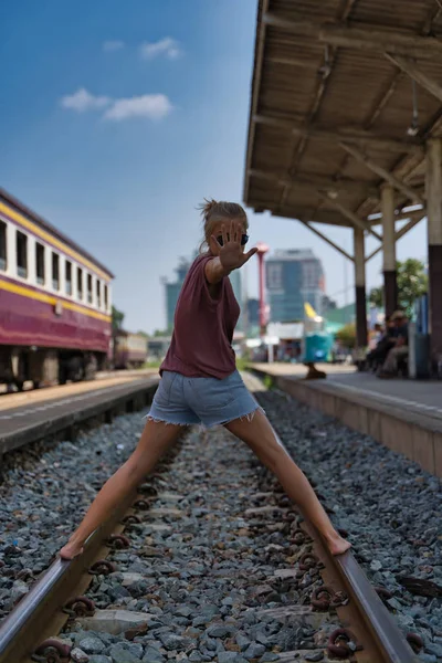 Verticale Foto Van Een Blond Meisje Met Haar Haar Omhoog — Stockfoto