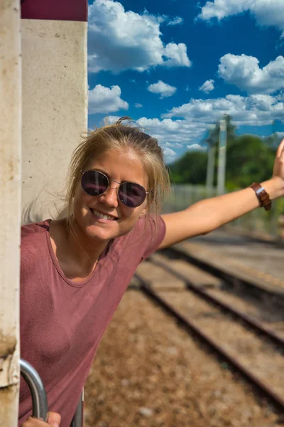 Verticale Foto Van Een Blond Meisje Met Een Zonnebril Die — Stockfoto