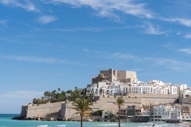 Peniscola, İspanya. Valencia 'ya yakın Azahar sahili, ünlü İspanyol tatil yeri, genel seyahat görüntüleri.