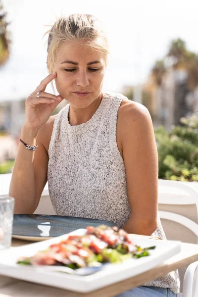 Foto Verticale Una Giovane Donna Bionda Che Guarda Piatto Insalata — Foto Stock