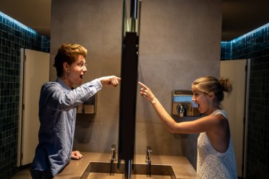 Erkekler ve kadınlar aynanın her iki tarafında da aynanın karşısına geçip aynaya bakıyorlar. Bu da onları şaşırtıyor.