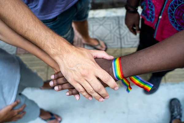 Detalhe Grupo Mãos Diferentes Grupos Étnicos Com Uma Bandeira Lgtb — Fotografia de Stock