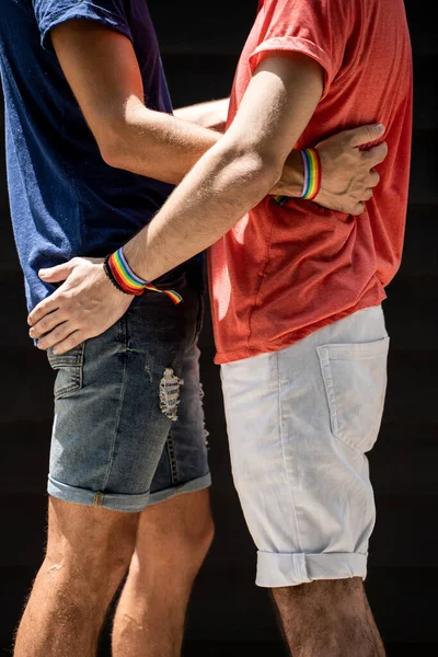 Vertikální Fotografie Detailu Paží Dvou Mladých Mužů Objímajících Pase Náramky — Stock fotografie