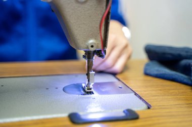 El dikiş makinesi üzerinde çalışma