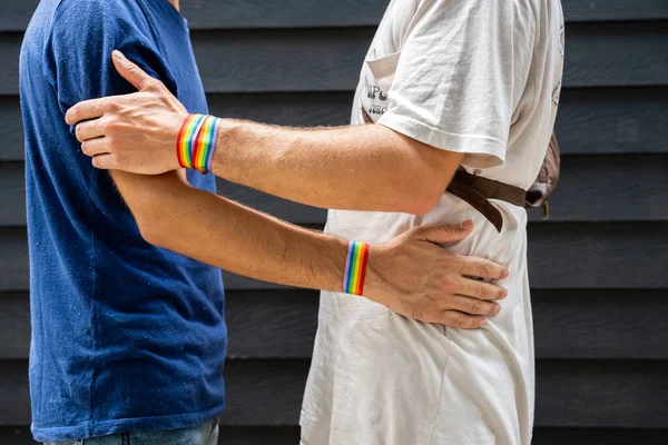 Dois Jovens Abraçando Outro Com Uma Pulseira Bandeira Lgtb Rua — Fotografia de Stock