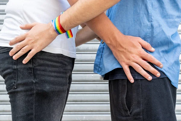 Detalhe Das Mãos Dois Homens Abraçando Outro Cintura Com Pulseiras — Fotografia de Stock