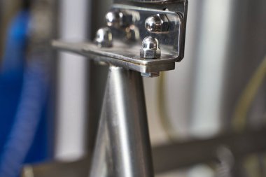 Bir fabrika makinesinin metal çivilerine odaklan