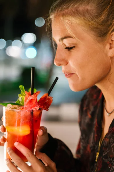 Vertikalt Foto Porträttet Blond Kvinna Väg Att Dricka Röd Cocktail — Stockfoto