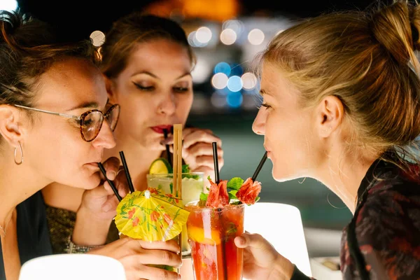 Mujeres Jóvenes Tomando Cócteles Con Una Paja Juntas Una Terraza — Foto de Stock