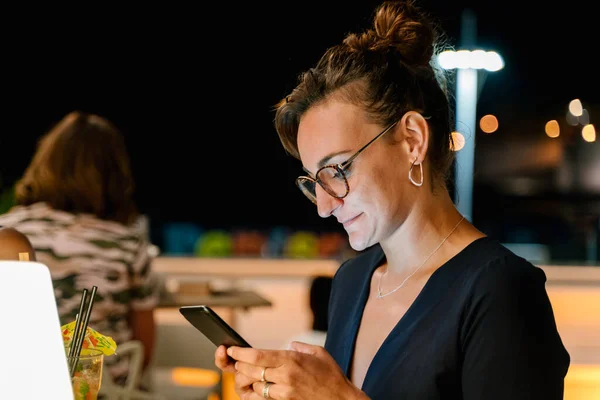 Profil Einer Frau Mit Brille Und Ohrringen Die Ihr Mobiltelefon — Stockfoto