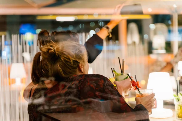 Visa Genom Ett Glas Med Två Kvinnor Som Gör Selfie — Stockfoto