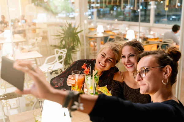 Zdjęcie Profilowe Trzech Kobiet Robiących Selfie Podczas Siedzenia Tarasie Pijących Obrazy Stockowe bez tantiem