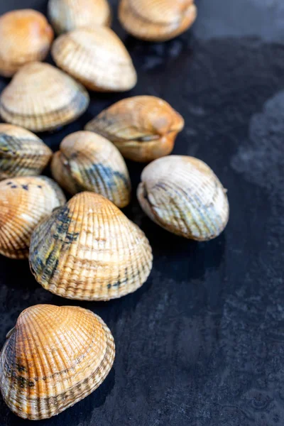 Top View Group Raw Cockles Foreground Focused Dark Slate Background — Stock Photo, Image