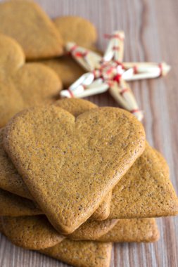 Noel yıldızlı zencefilli kurabiye yığınının en üst görüntüsü, tahta masa üzerinde dikey