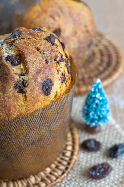 Close Van Panettones Met Onscherpe Boom Rozijnen Jute Doek Verticaal — Stockfoto