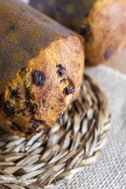 İp üzerinde çikolata parçacıkları ve dikey olarak çuval bezi olan panettonların yakın çekimi