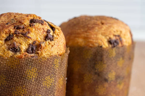 Close Van Twee Panettone Met Chocoladechips Witte Achtergrond Horizontaal Onscherp — Stockfoto