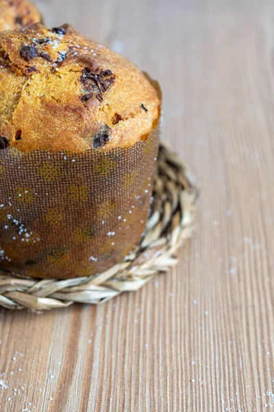 Widok Góry Panettone Wiórów Czekoladowych Drewnianym Stole Ziaren Cukru Miejsca — Zdjęcie stockowe